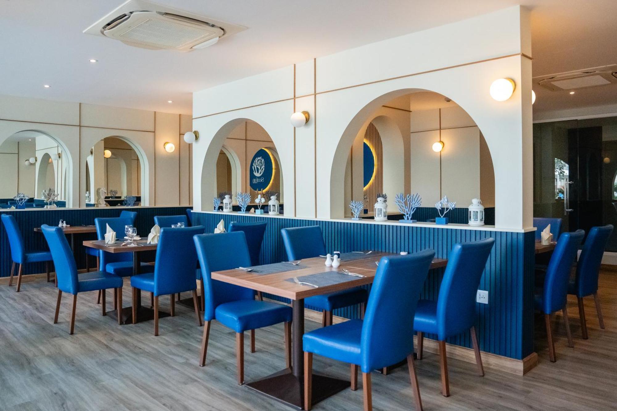 Seabed Grand Hotel Phuket - Sha Extra Plus Exterior photo The interior of the restaurant